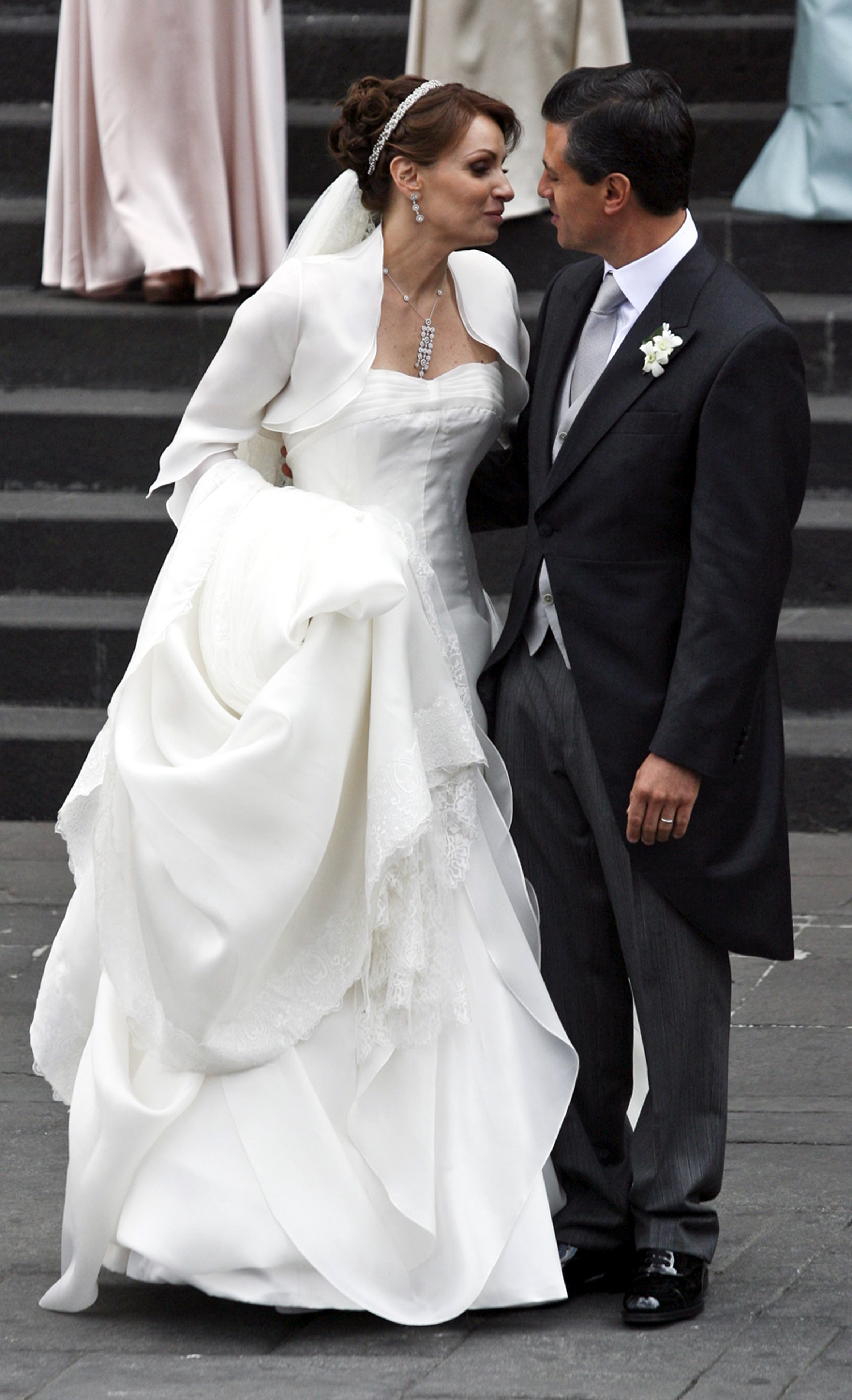 Critican a "La Gaviota" por vestido blanco