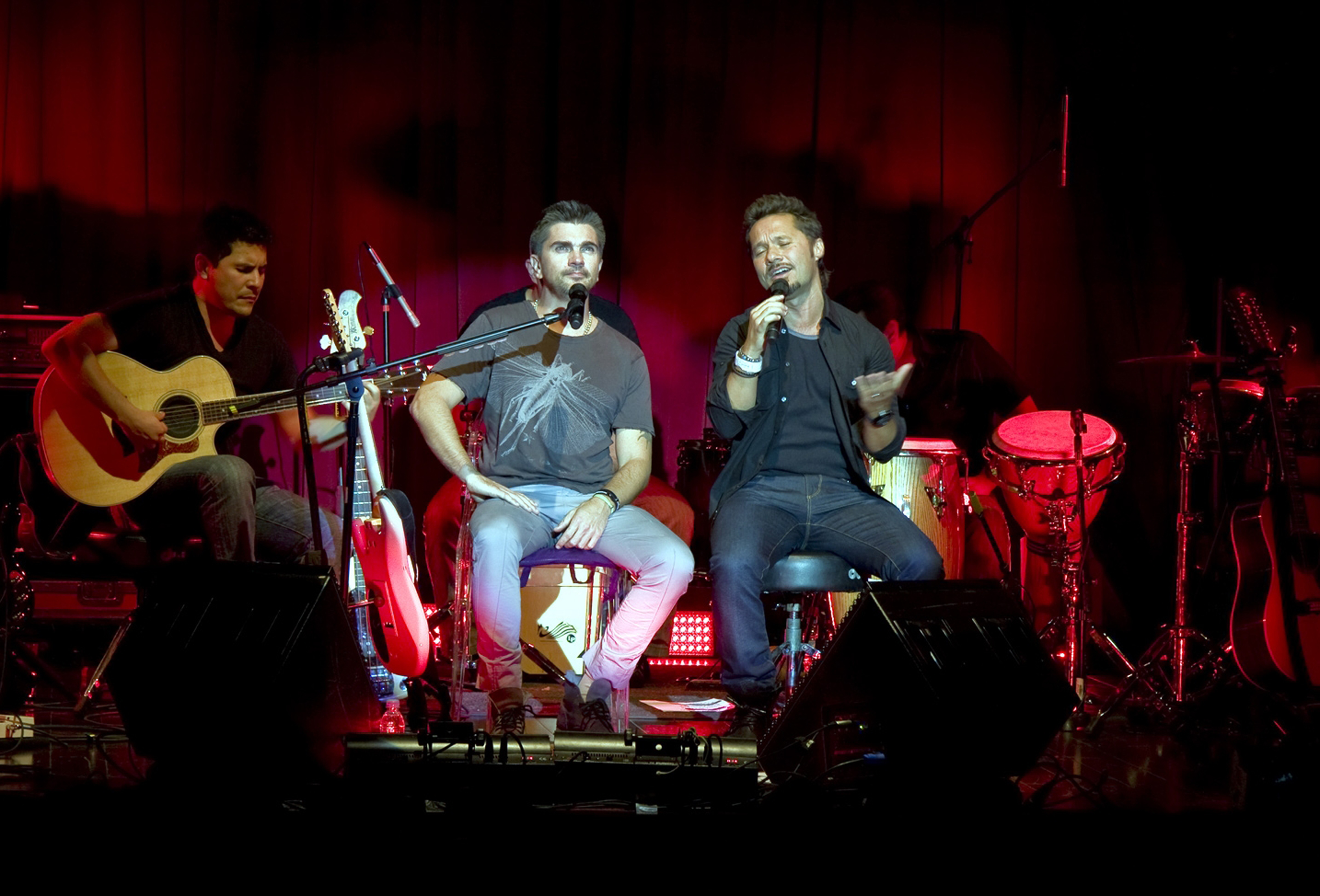 Ofrece Juanes velada para amigos