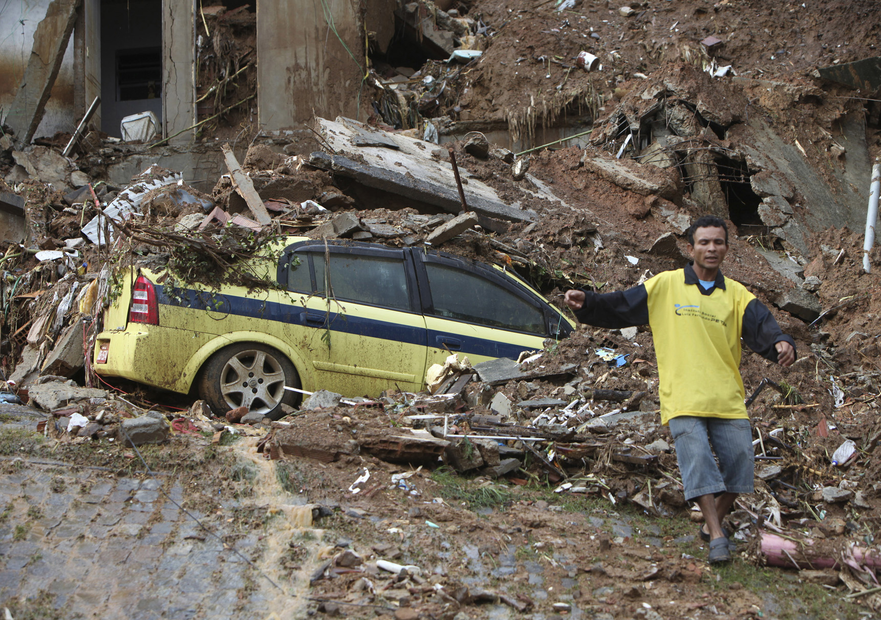 La lluvia causa derrumbes