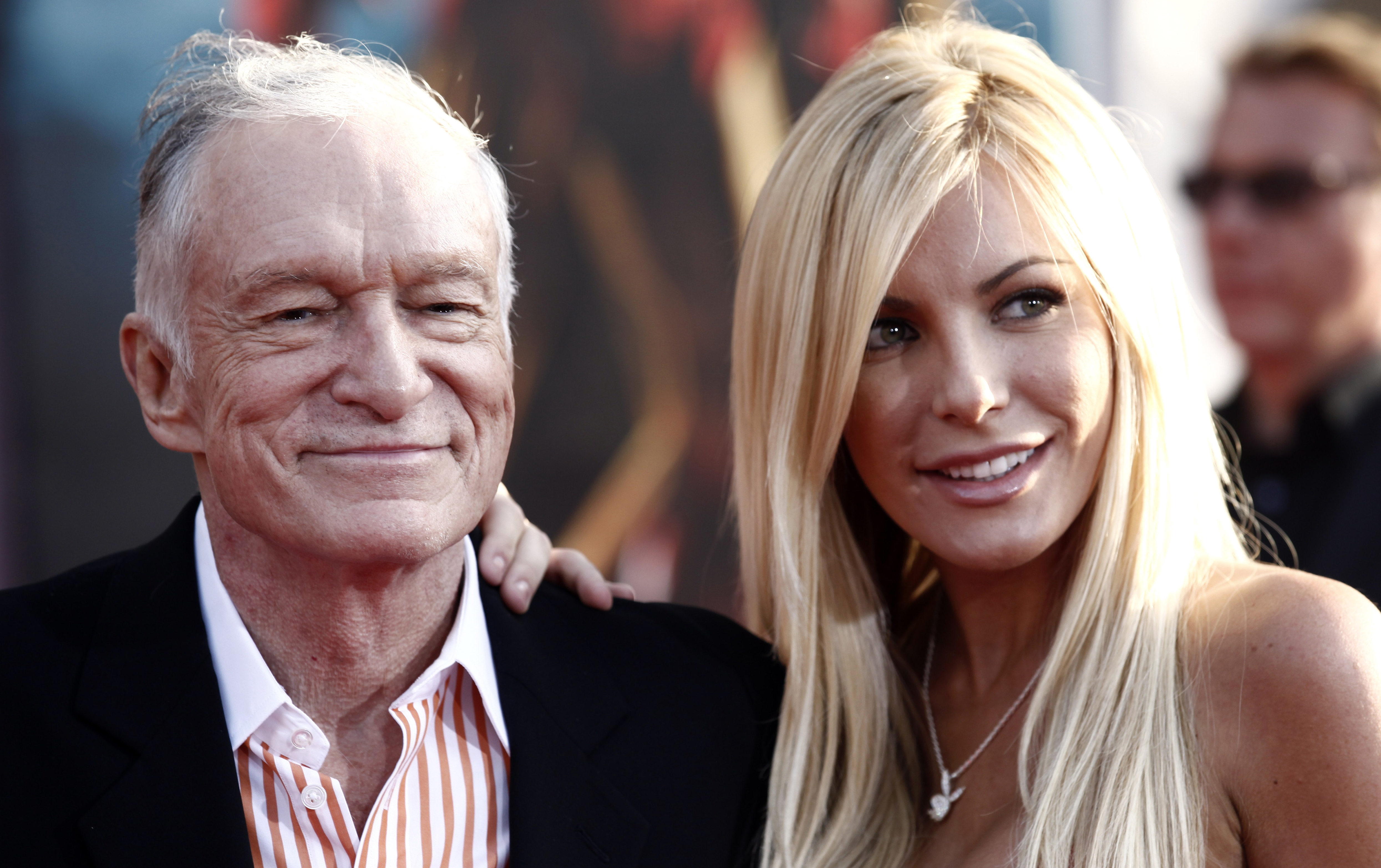 Hugh Hefner anuncia compromiso con otra conejita de Playboy