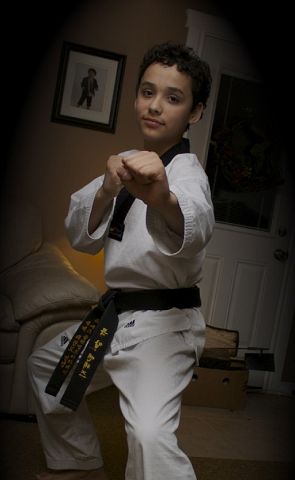 Joven hispano triunfa en Taekwondo