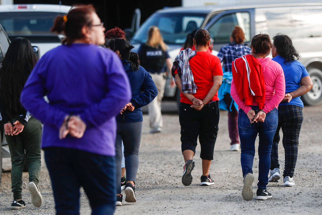ICE traslada docenas de madres separadas de sus hijos al Centro Federal de Detención en SeaTac.