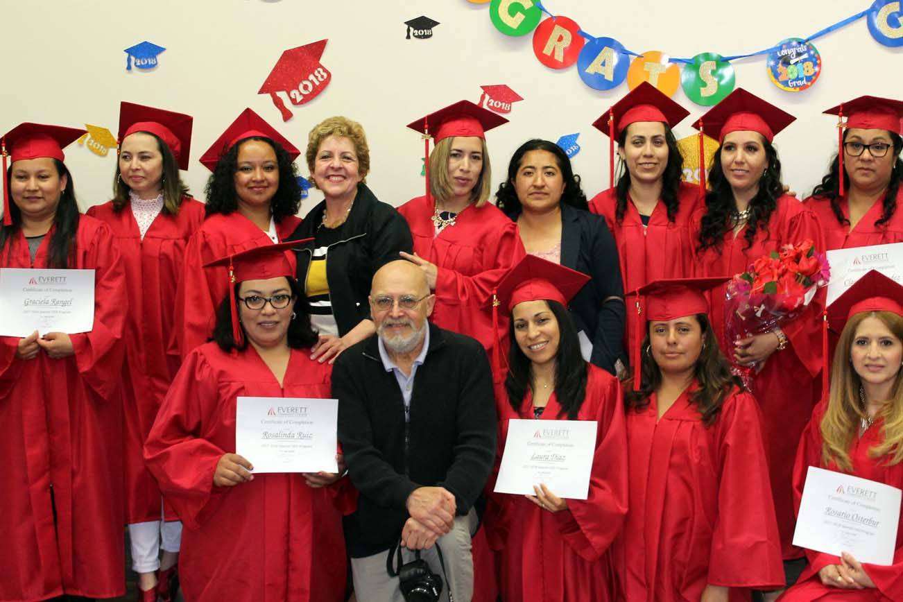 Honran a 12 estudiantes adultos de la clase de GED en español de la Academia Casino Road