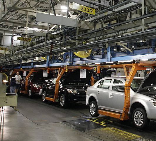 Sube Producci&oacute;n Automotriz; Bajan Ventas