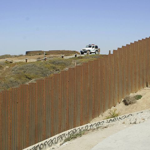 Buscan fugitivos; caen migrantes