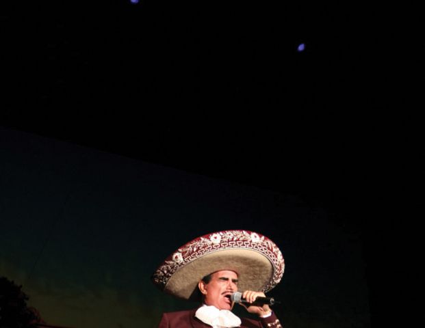 Vicente Fernandez acompa&ntilde;o a los mexicanos besucones