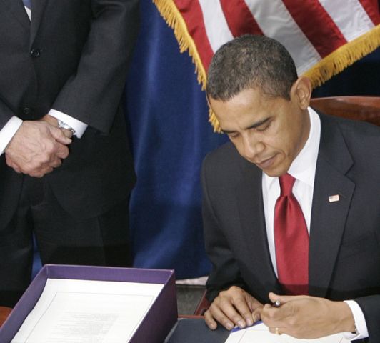 Obama firma ambicioso plan de est&iacute;mulo econ&oacute;mico
