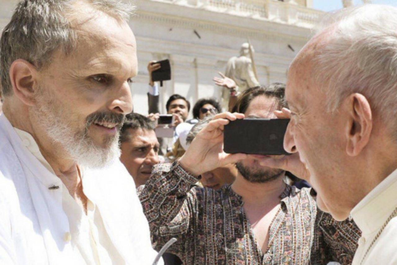 Conoce Miguel Bosé al Papa