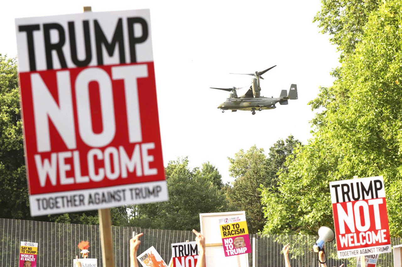 Elegante bienvenida a Trump en G. Bretaña… con protestas