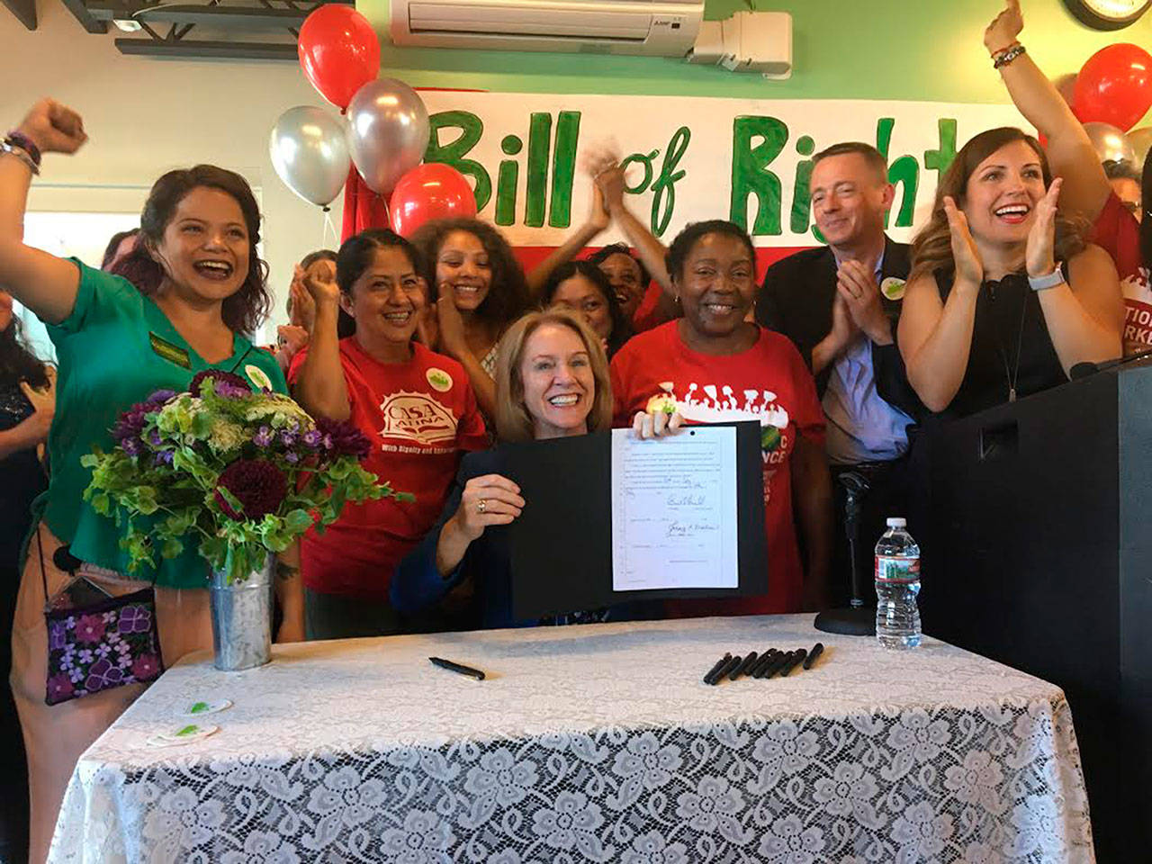 La alcaldesa Jenny A. Durkan se unió a la concejala Teresa Mosqueda y a los trabajadores domésticos y promulgó la Declaración de Derechos de los Trabajadores Domésticos en Casa Latina. (Foto / Cortesía City of Seattle)