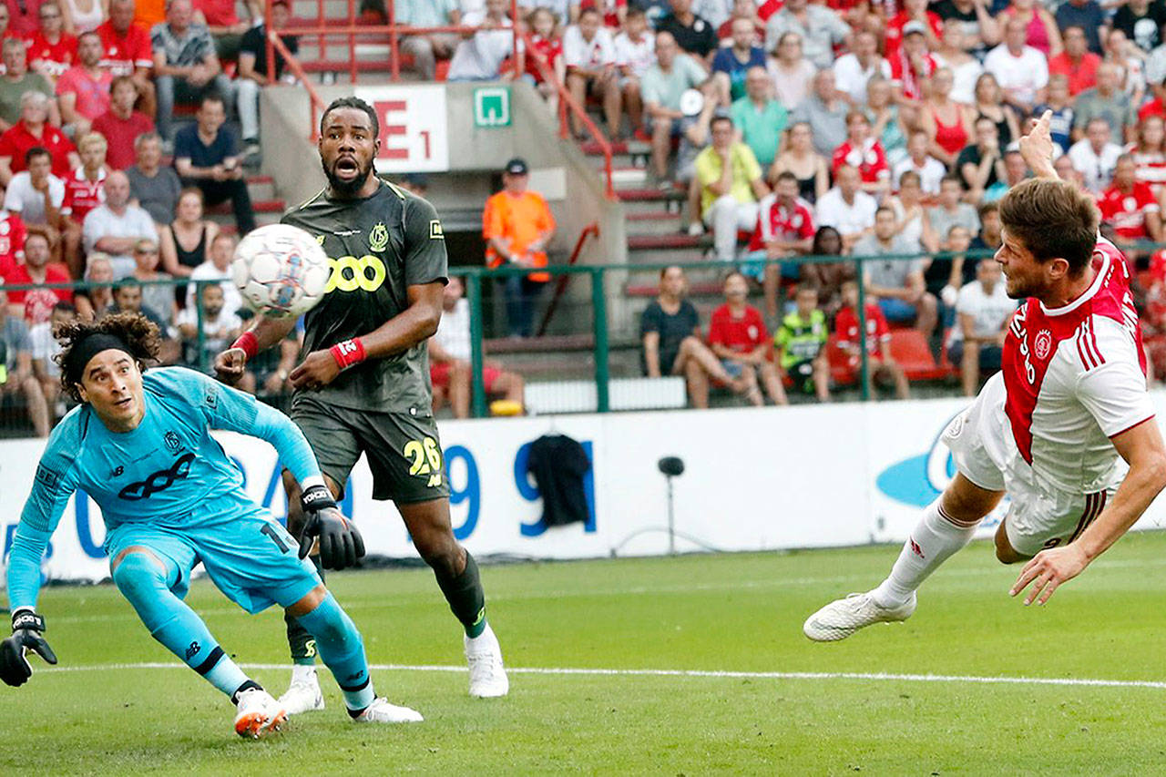 Debuta Guillermo Ochoa en Champions