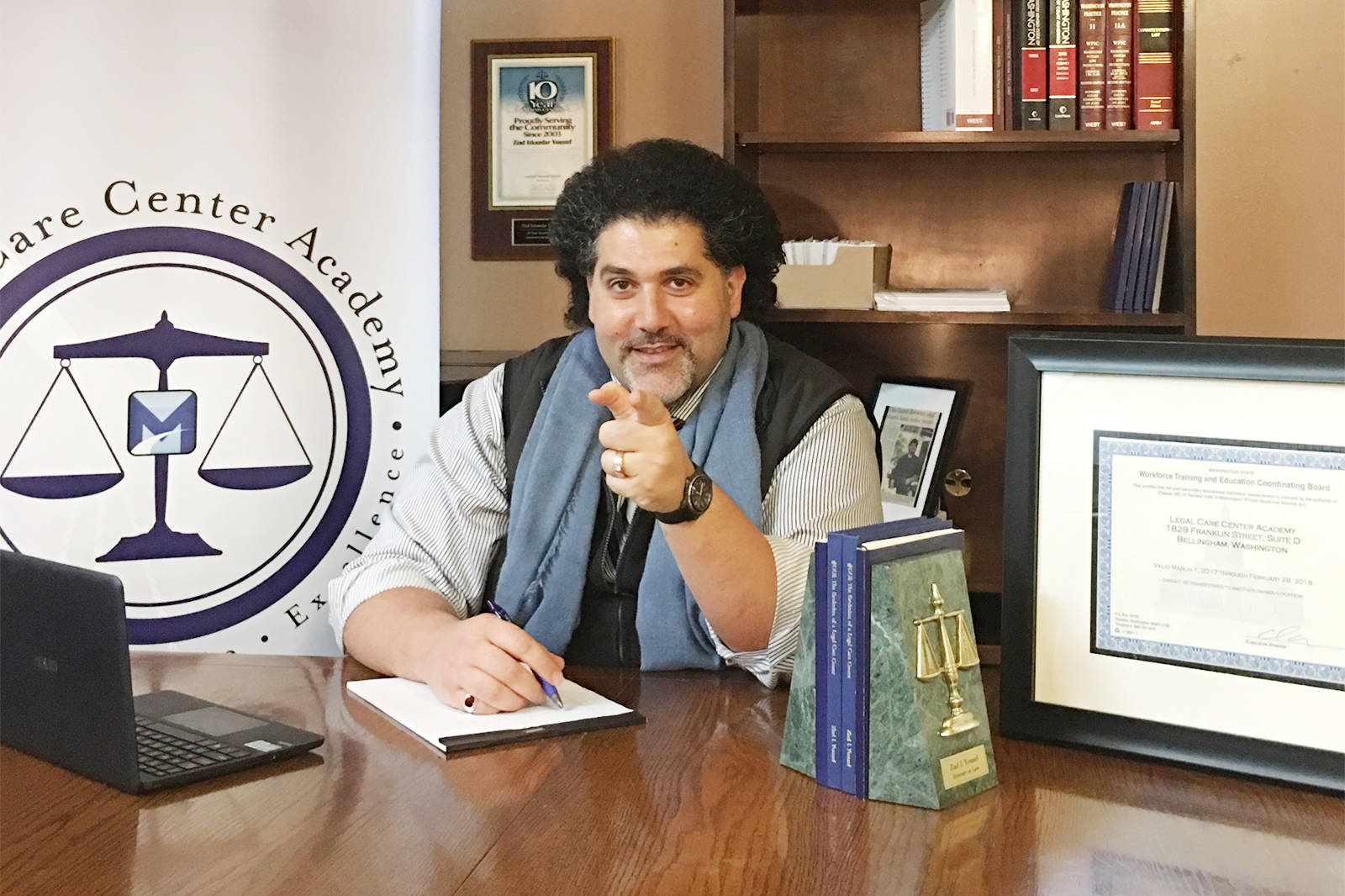 Ziad Youssef de MyTrafficMan.net, fundador de la Academia del Centro de Cuidados Legales del Condado de Whatcom, ofrece una oportunidad de beca para estudiantes paralegales.
