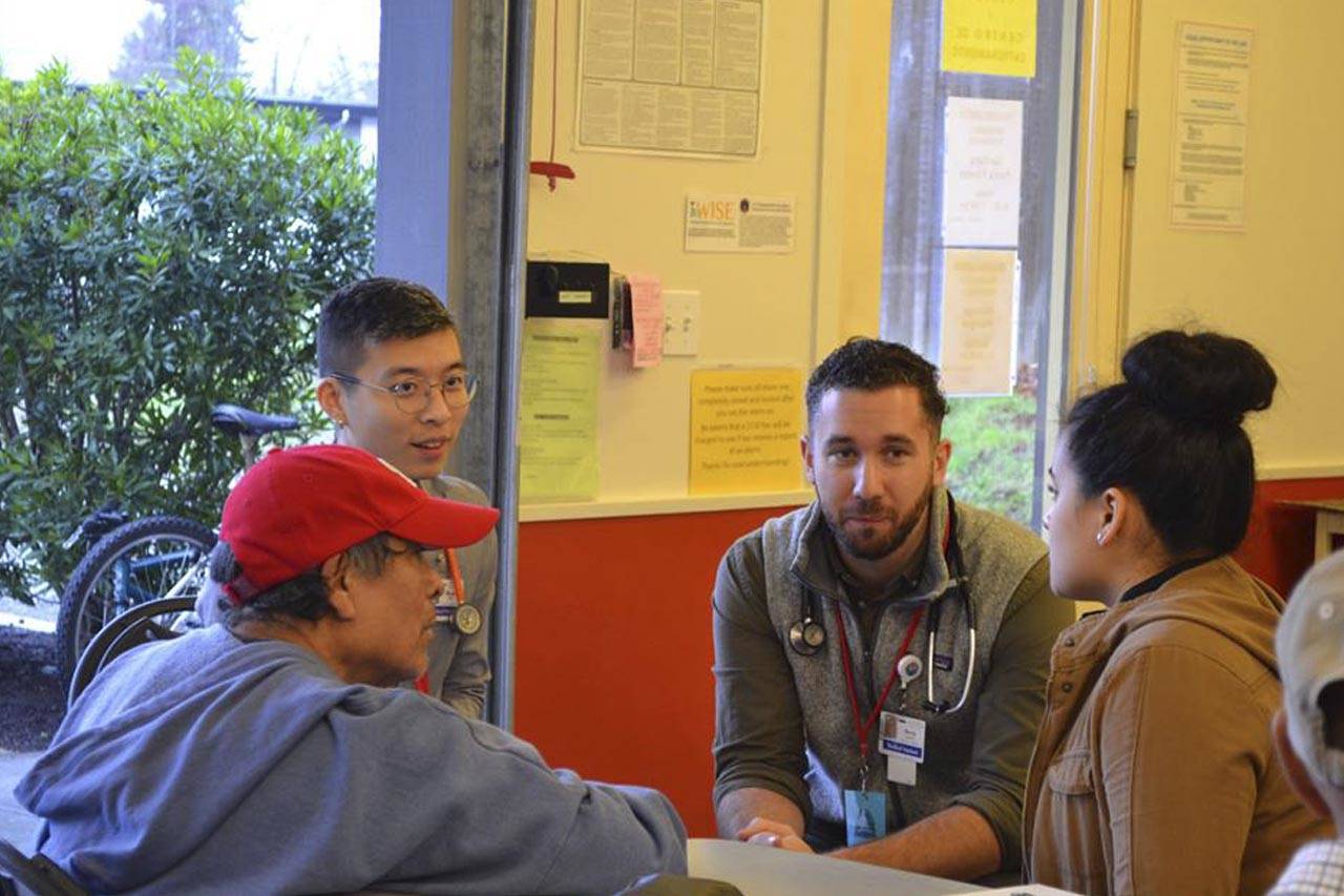 Clínica de la Universidad de Washington da revisiones gratuitas y refiere pacientes a atención primaria y especialistas