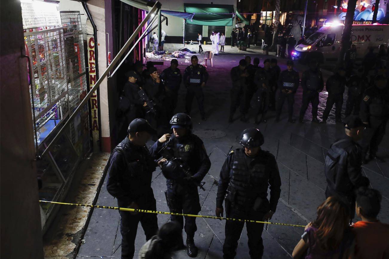 México: Suman 6 muertos por tiroteo en plaza de mariachis