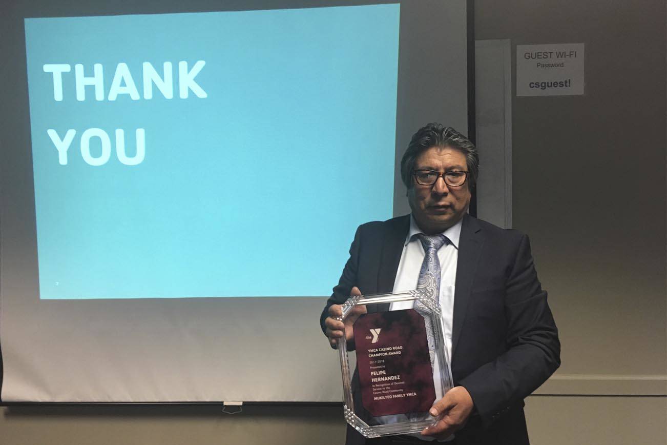Felipe Hernández recibe premio por su liderazgo y contribución a la comunidad de Casino Road