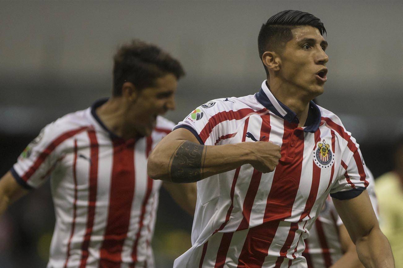 Gudiño ataja penal agónico y Chivas empata en el clásico