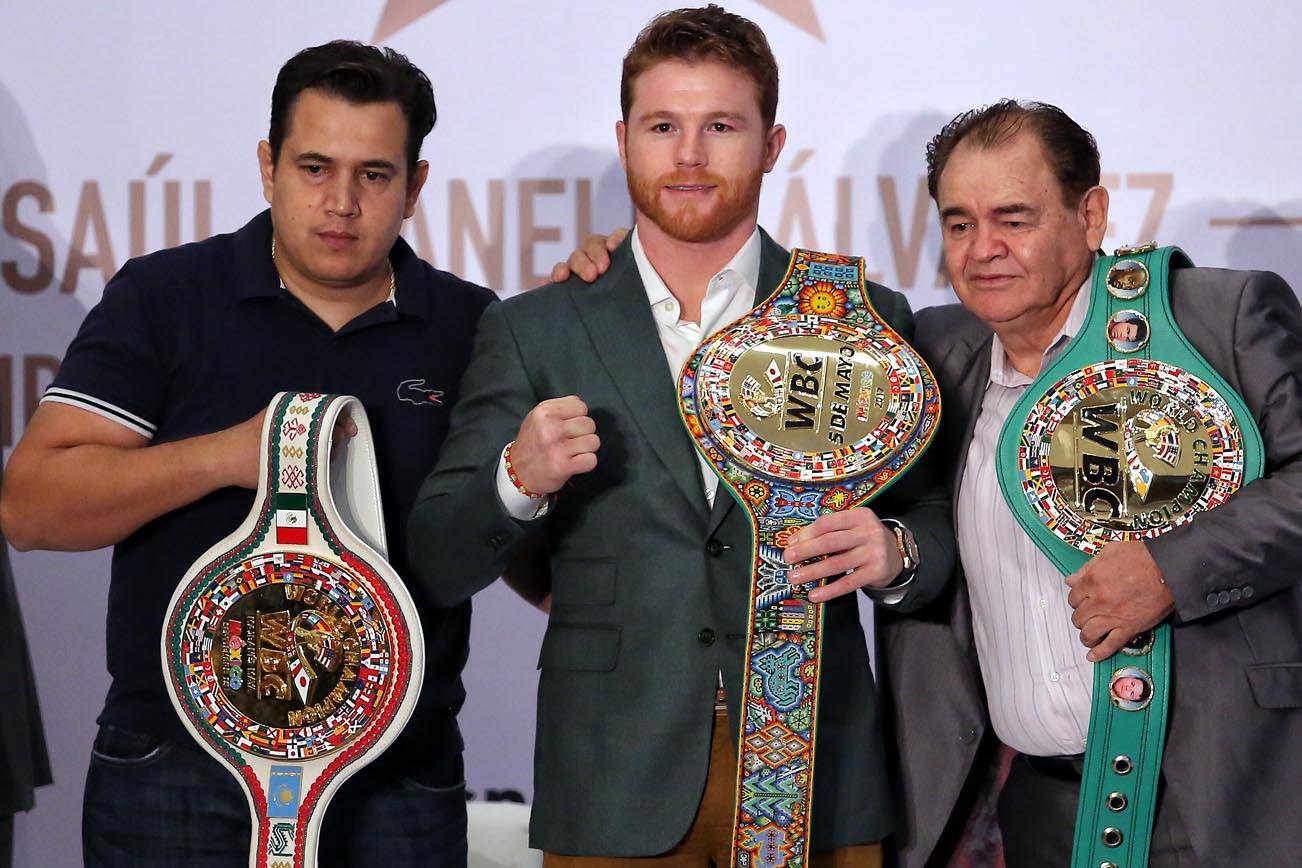 Llenan al Canelo de cinturones
