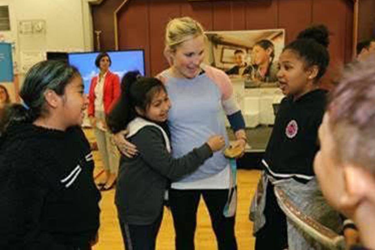 ENTREGA SORPRESA DE 150 COMPUTADORAS PORTÁTILES A ALUMNOS DE LA ESCUELA PRIMARIA BEVERLY PARK