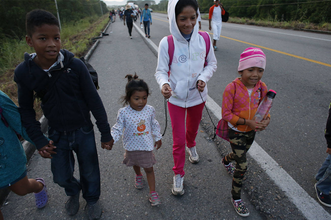 Caravana pide transporte mientras otro grupo entra a México