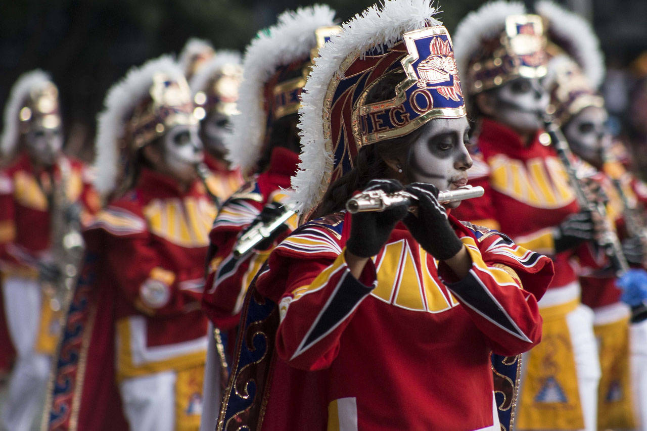Desfilan por el Día de los Muertos en México