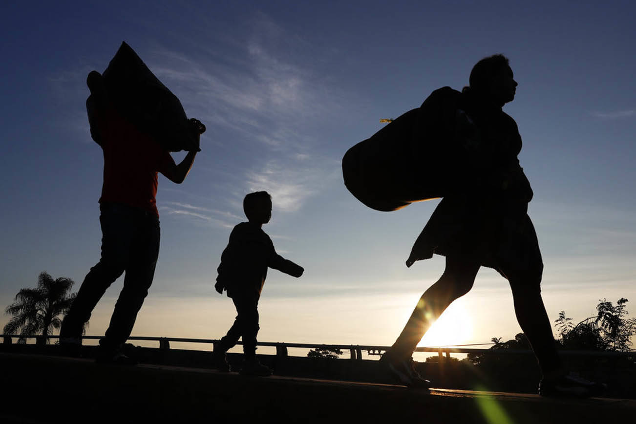 Juez en EEUU sopesa política federal de asilo para migrantes