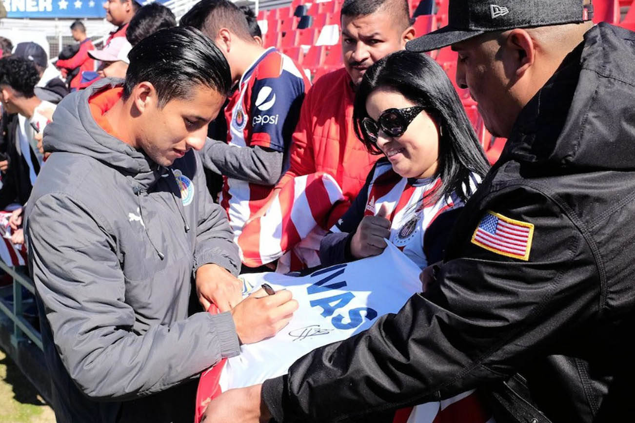 Van Chivas por ritmo, apapacho y dólares