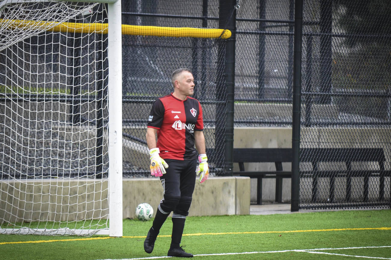 El Portero Periquin, quien juega por más de una década futbol local                                (Fotos: Domingo Flores)