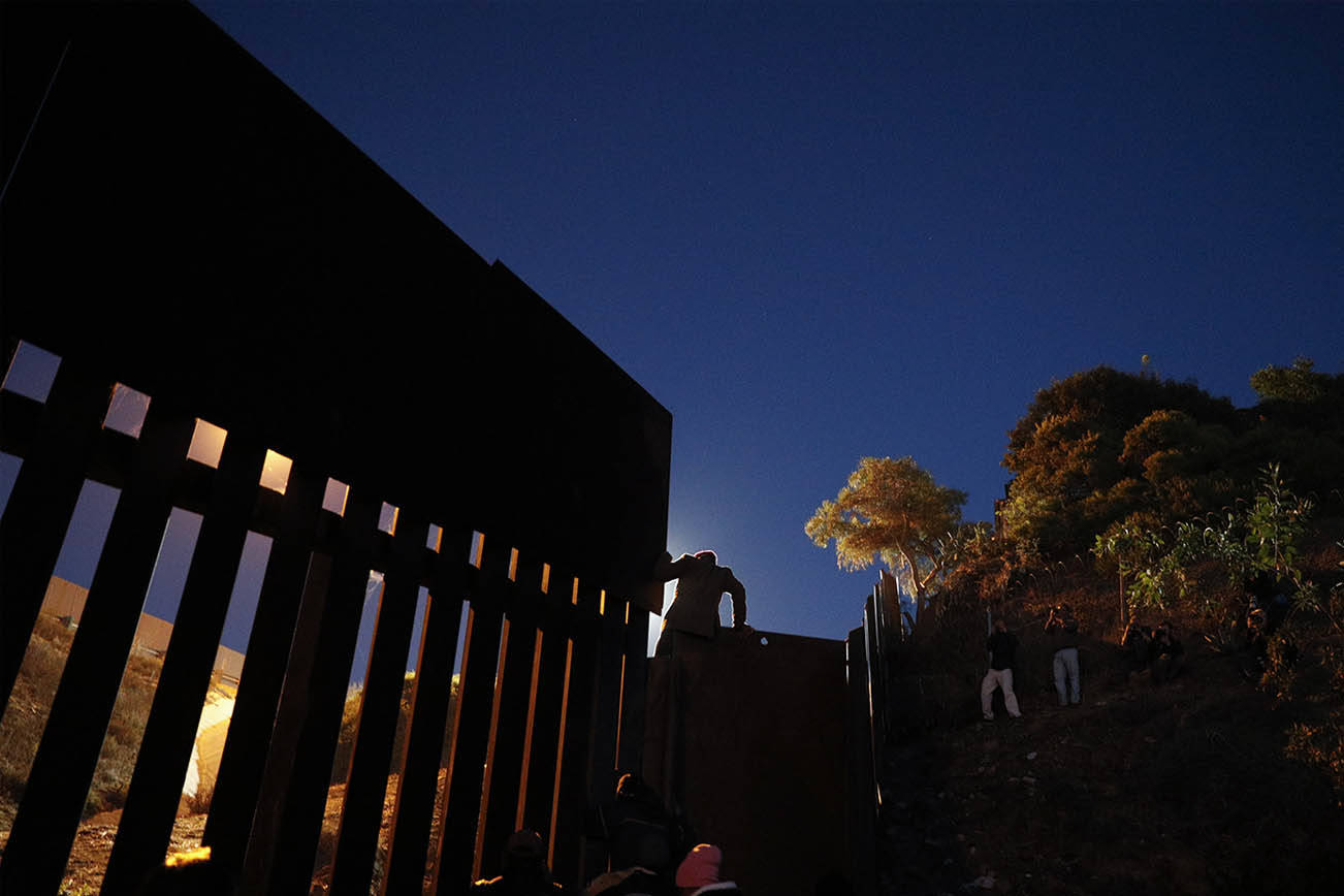 Niña herida al caer de cerca fronteriza entre México y EEUU