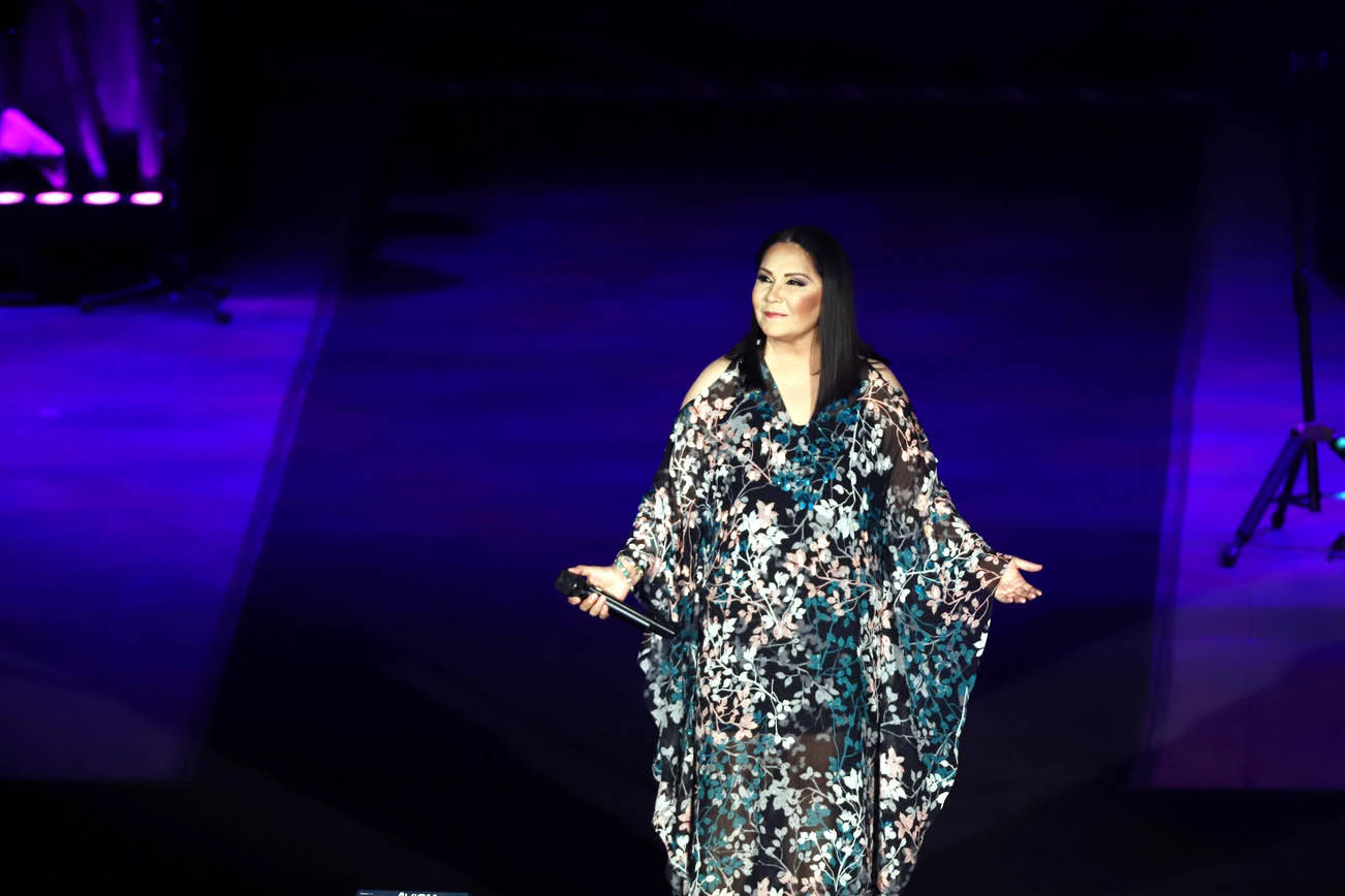 Dan sombrerazo a Ana Gabriel