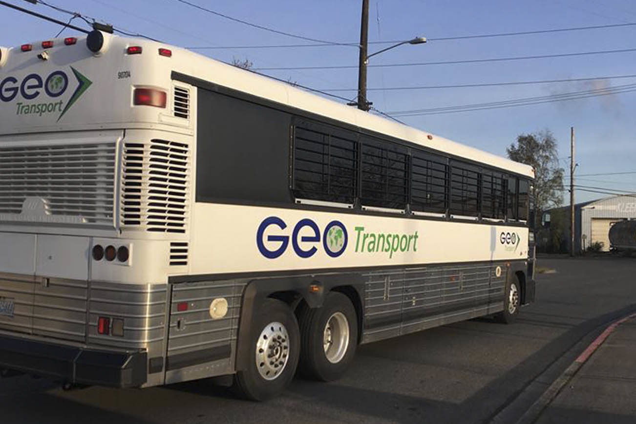 Juez se niega a desestimar demanda salarial en cárcel de inmigración