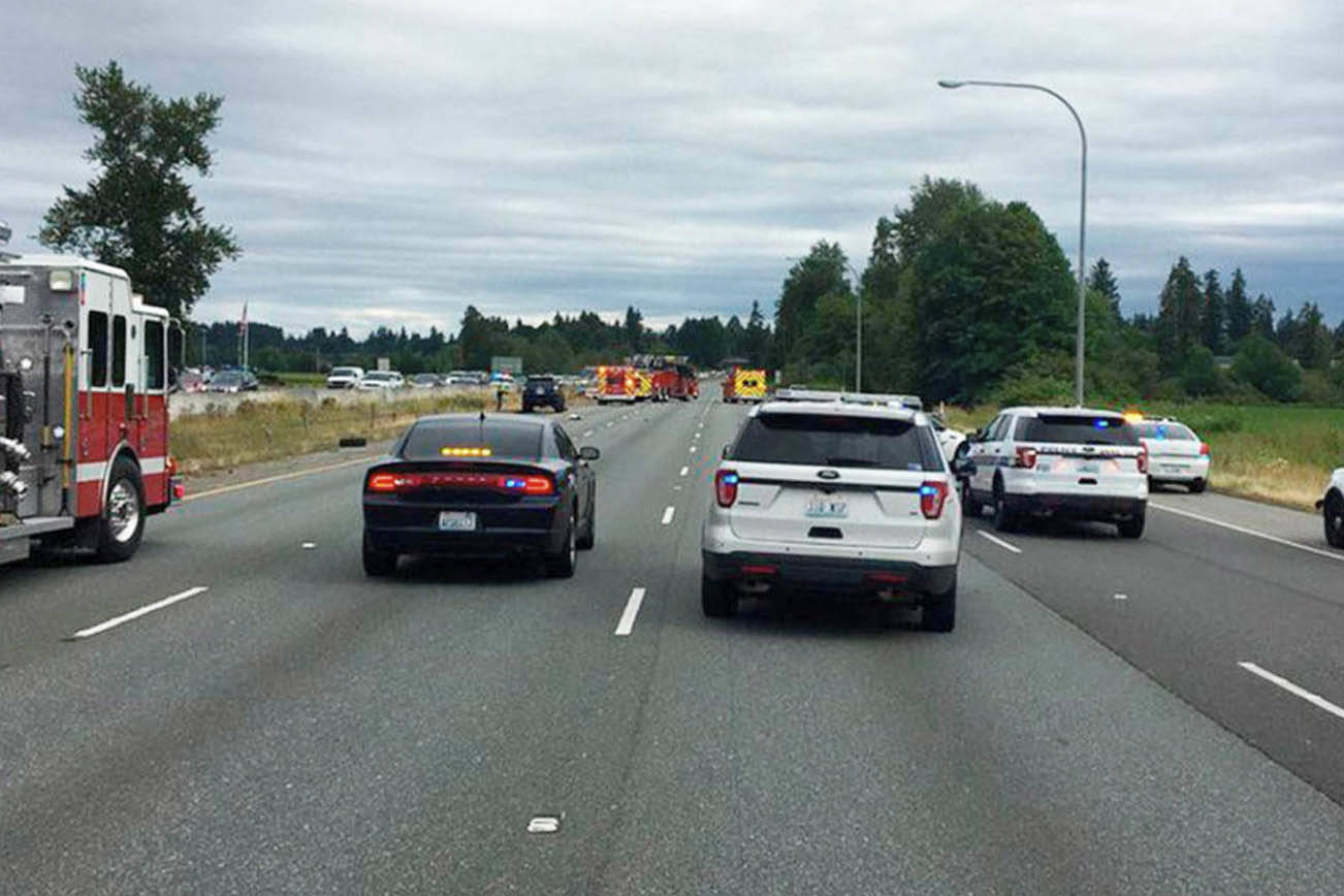 Hombre muere atropellado por un auto mientras caminaba por la I-5