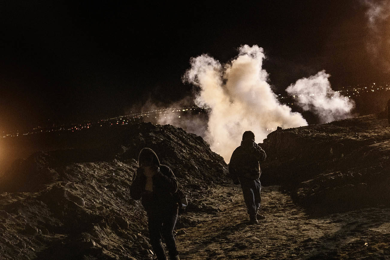 2da vez que se arroja gas lacrimógeno a migrantes