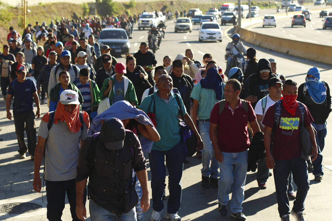 Más de 1.700 migrantes de Honduras marchan camino a México