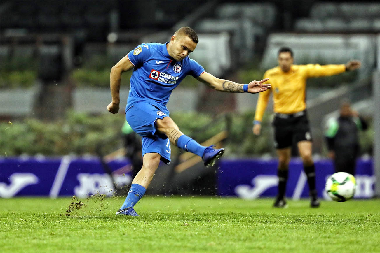 Vuelve Cruz Azul a perder en el Azteca