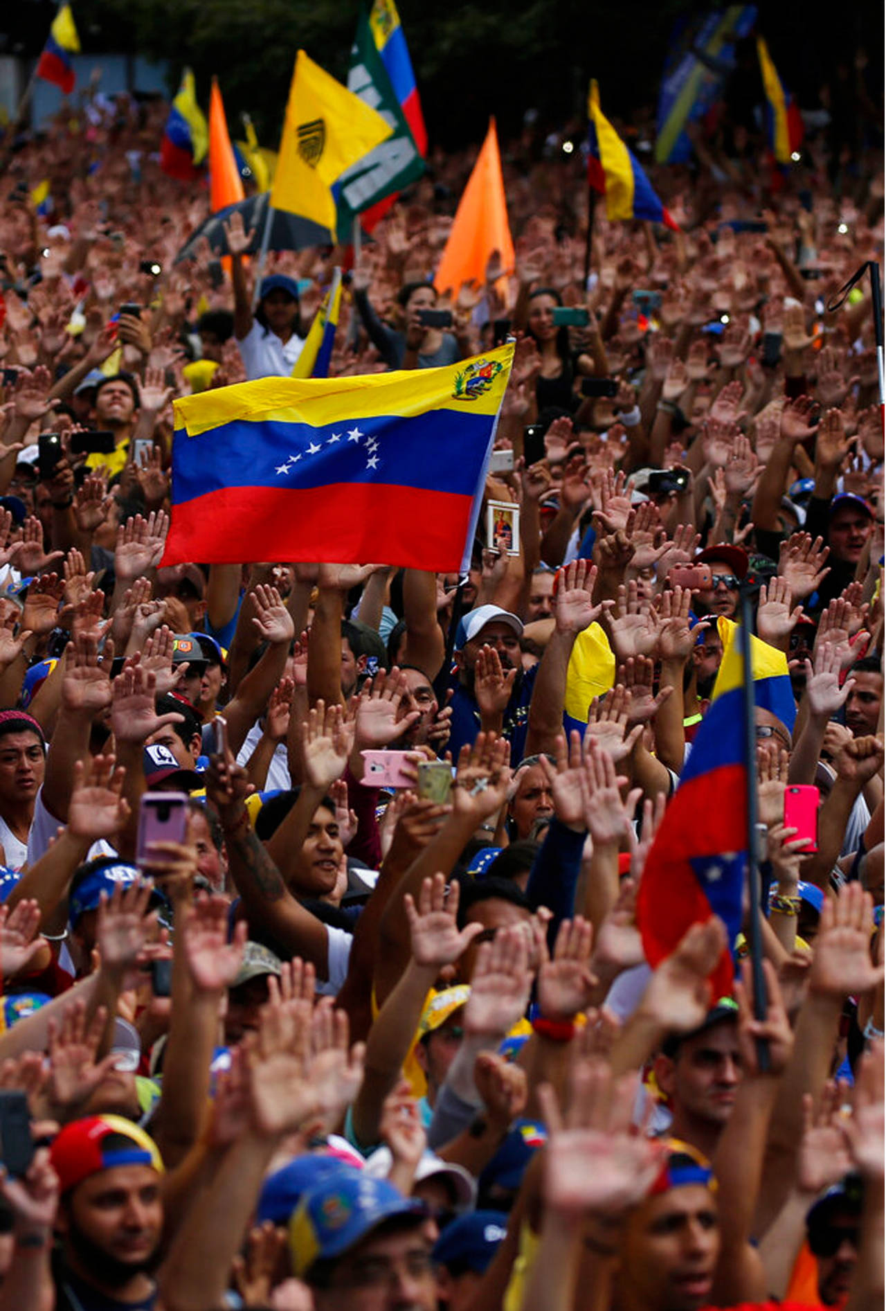 Guaidó se declara presidente; Maduro rompe con EEUU y le da 72 horas para irse de Venezuela.
