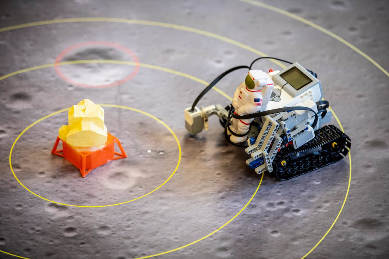 Grupo basado en UW lanza un desafío nacional para recrear el primer aterrizaje lunar con drones y robots Lego