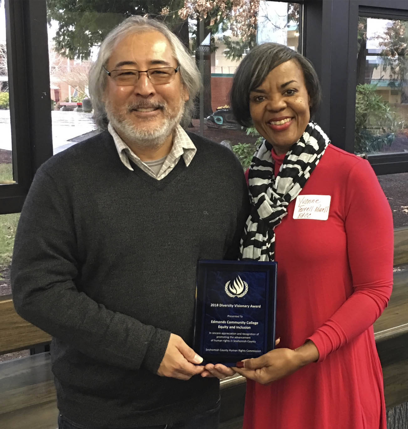 Edmonds CC recibió el premio Visionario de Diversidad de Derechos Humanos de Snohomish Co.