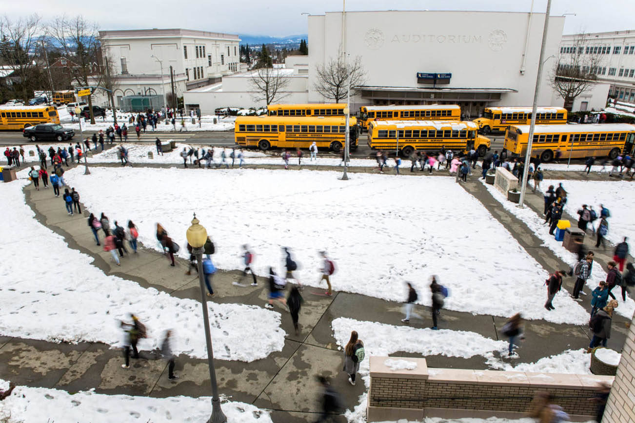 Se fue la nieve, pero sigue siendo un dolor de cabeza para los líderes escolares.