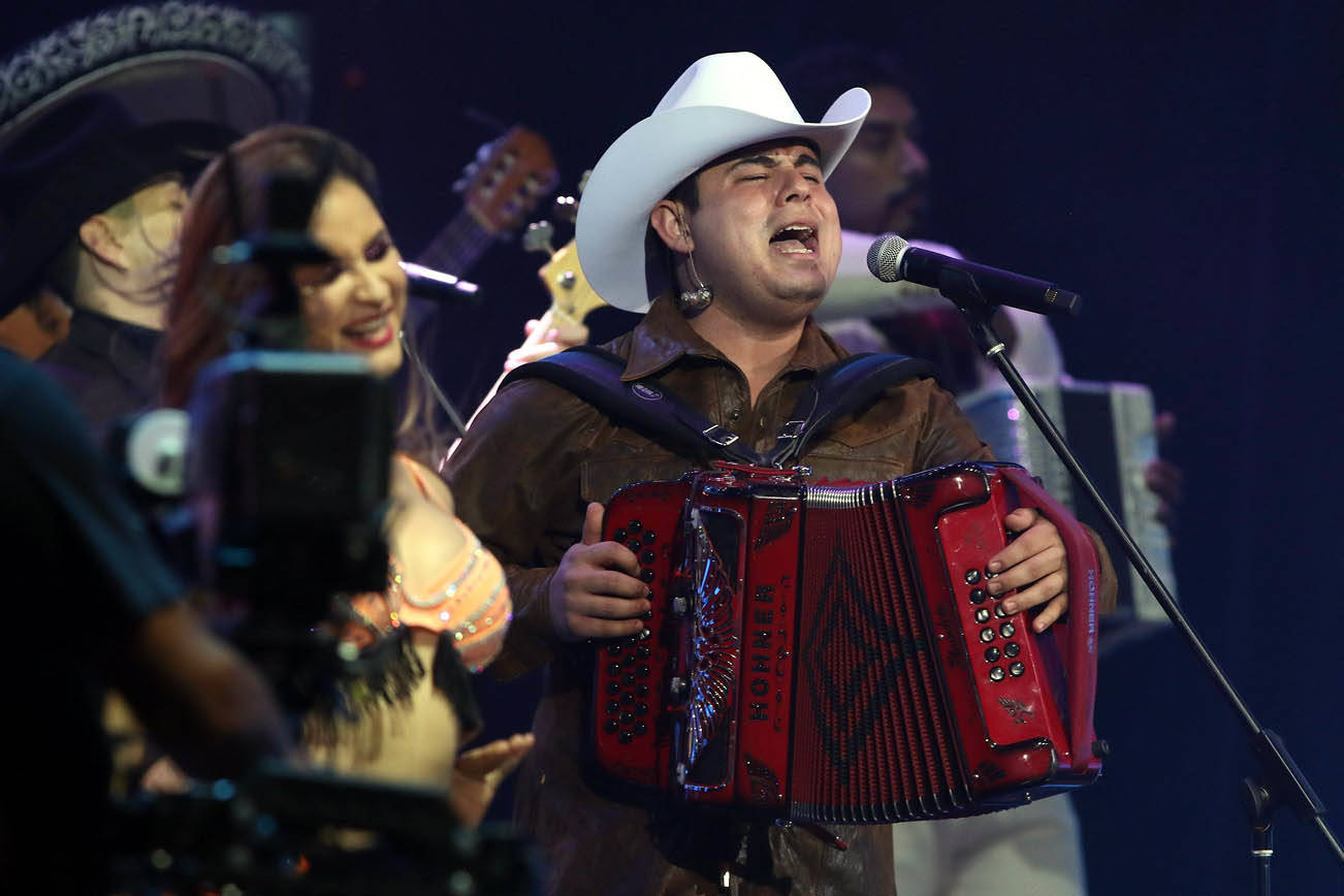 Acude Alfredo Olivas a Fiscalía