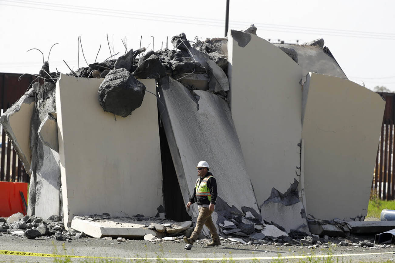 Demuelen los prototipos del muro fronterizo de Trump