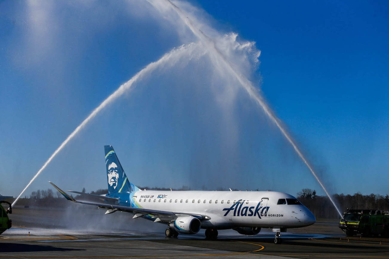 Primer vuelo de pasajeros sale de Everett