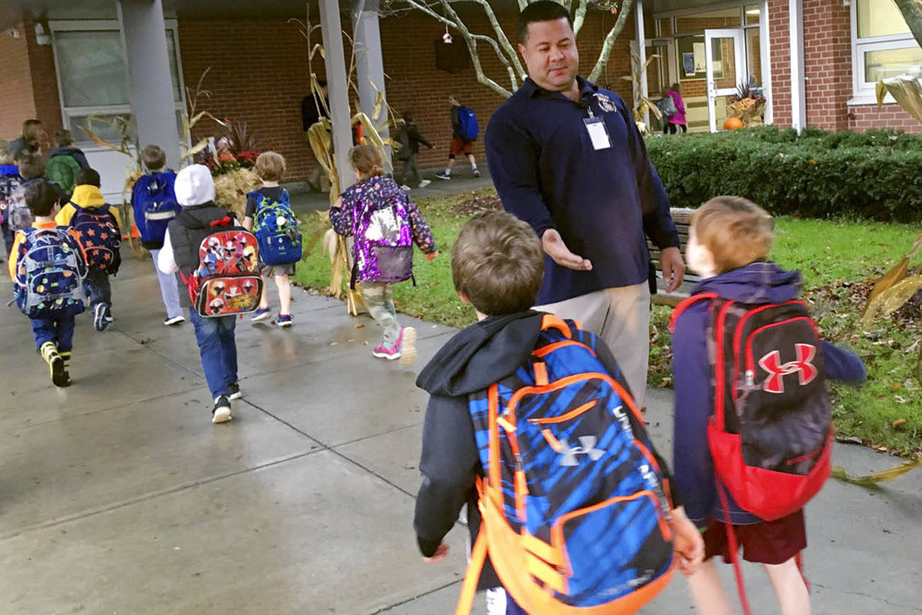 Aprueban ampliar servicios de interpretación de idiomas K-12