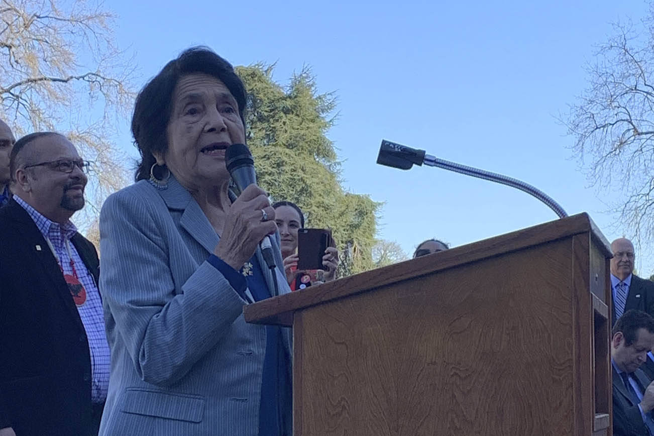 Proyecto de ley honrando a la activista de derechos civiles, Dolores Huerta, es aprobado por la Legislatura