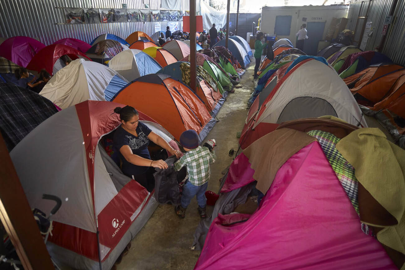 Varados en México, sobrellevan tensa espera de asilo en EEUU