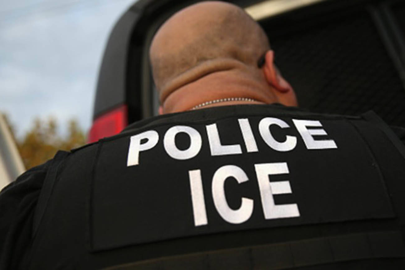 Un hombre vino a nuestra casa diciendo que trabaja para inmigración