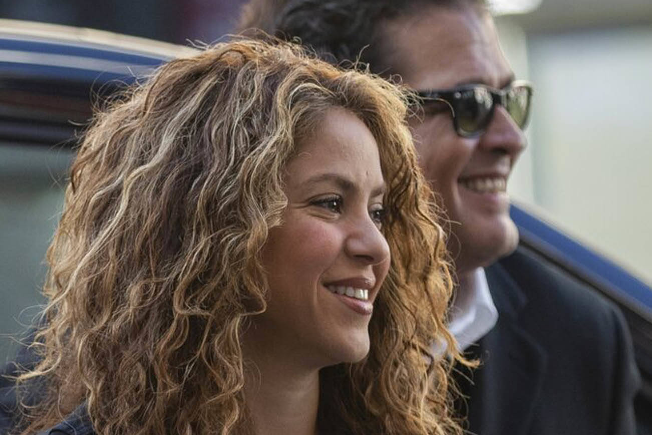 Shakira y Carlos Vives defienden “La bicicleta” ante un juez