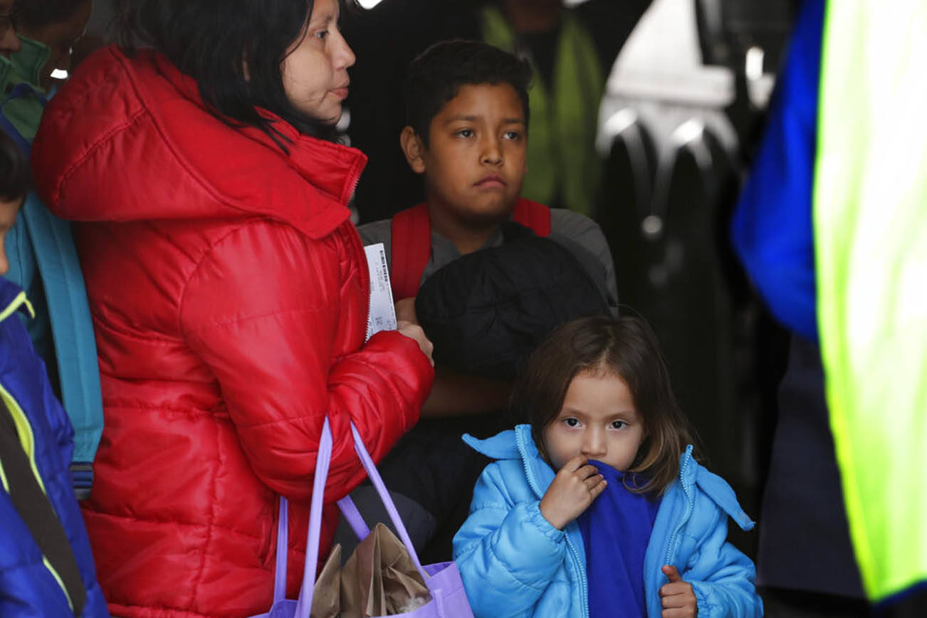 Ante aumento de migrantes, EEUU los libera más rápido