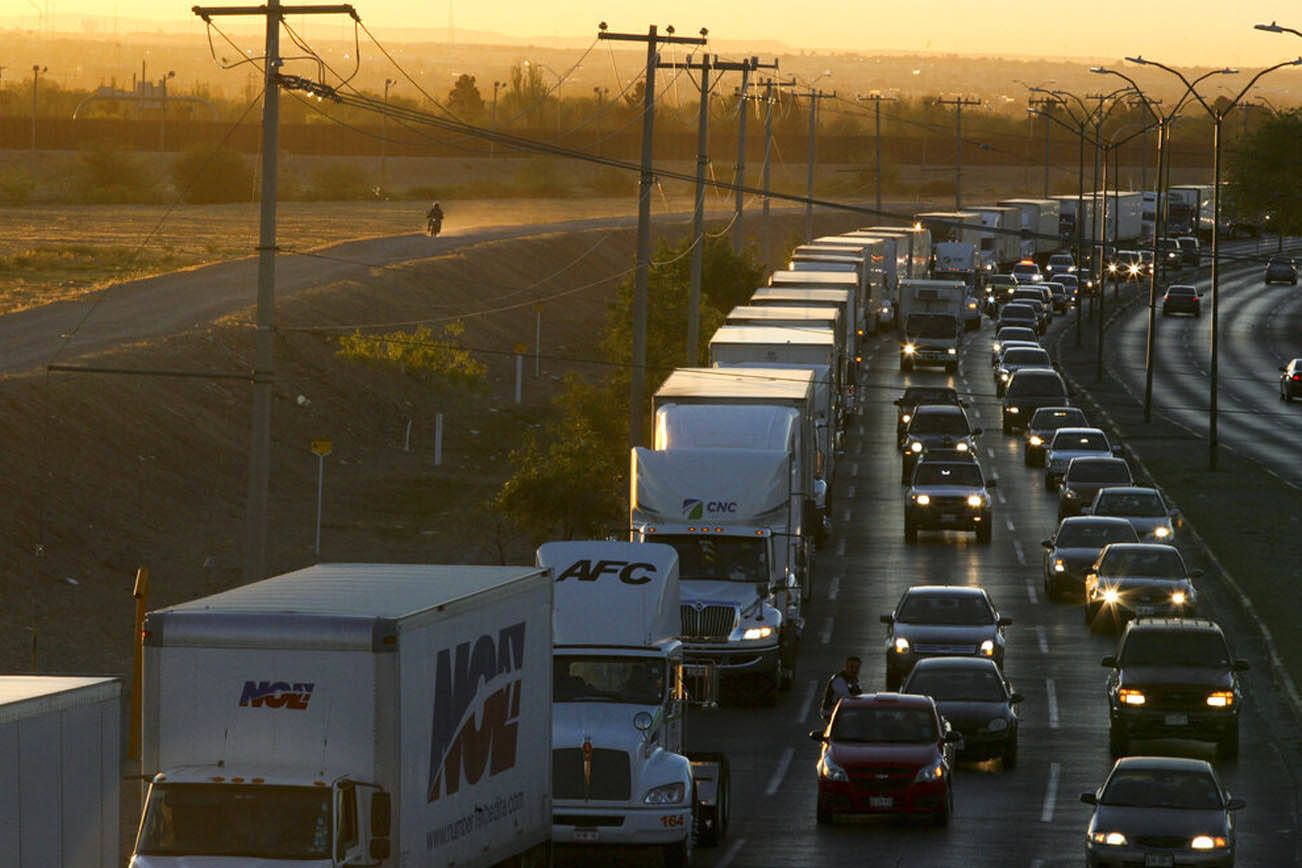 Caos en frontera de EEUU con México crea esperas de horas