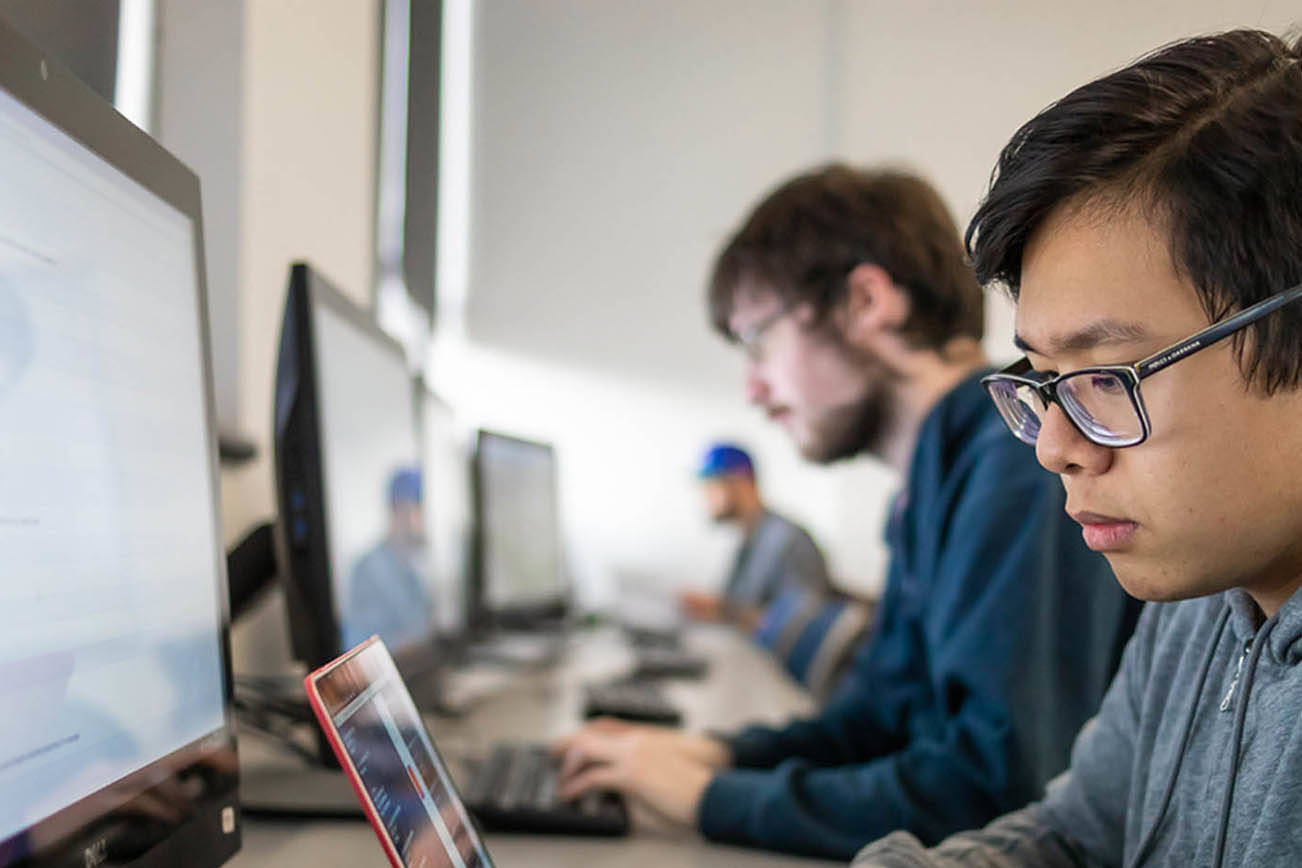 Programa de Year Up y Seattle Central College abre puertas al éxito en tecnología