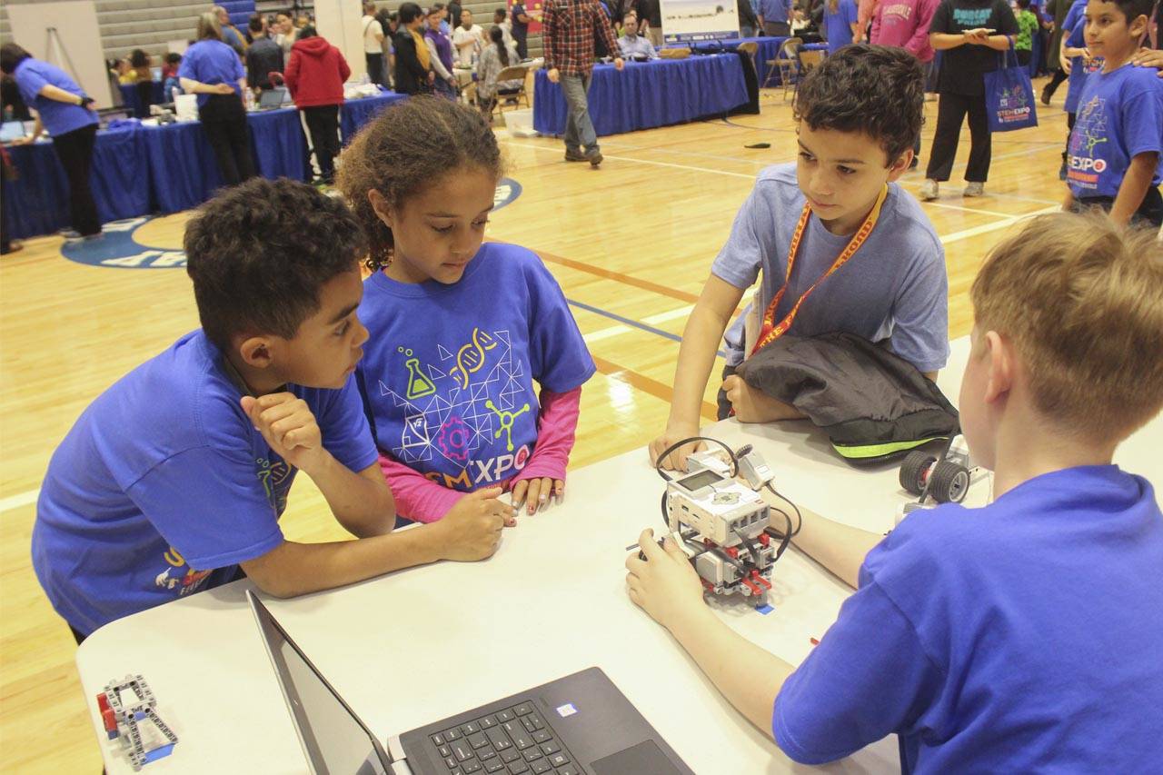 La Noche de Exploración STEM conecta a miles de personas con trayectorias para una carrera y actividades prácticas